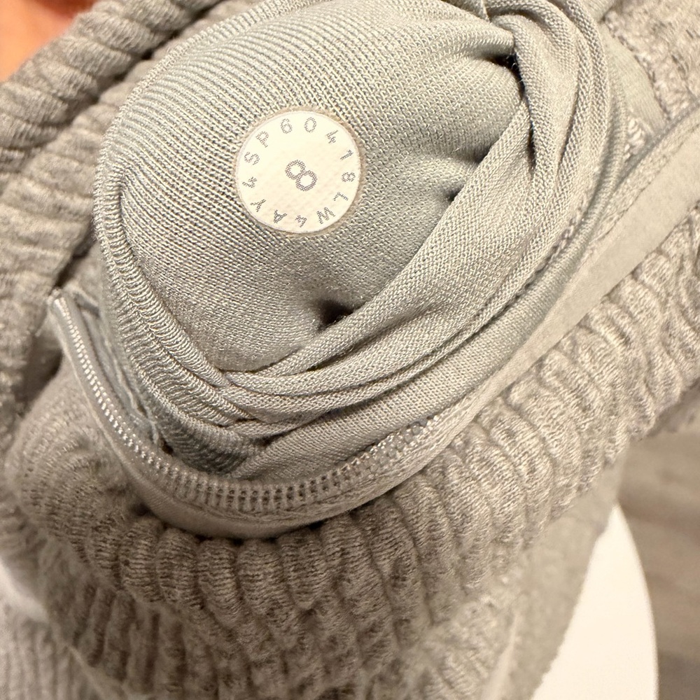 Lululemon Women’s Gray Zip Up Size 8 - Picture 9 of 9